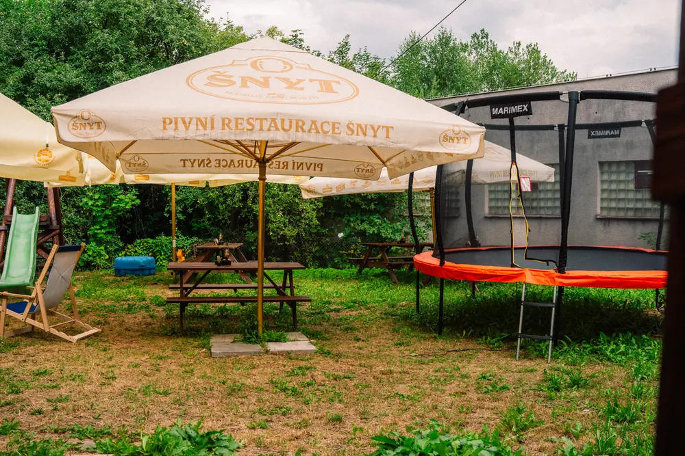 Zahrada se slunečníky ŠNYT, trampolínou a dětským hřištěm